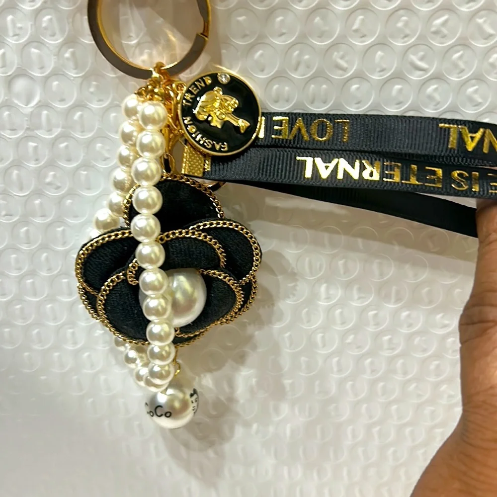 NWT Flower Pearl Elegant Keychain or Handbag Charm no matter how you wear it 🔥 - Picture 9 of 14